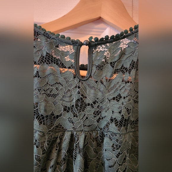 Green lace overlay sleeveless top. - Picture 3 of 5